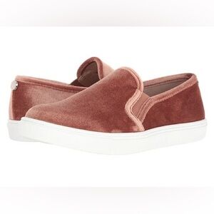 Steve Madden Evangel Velvet Slip Ons